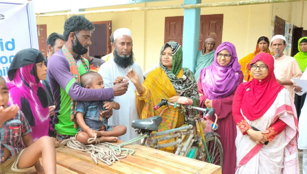 তিনটি প্রতিবন্ধী সন্তানের বাবা মো: আজিজুল ভাইয়ের পাশে দাড়ালো কেএফএইচ