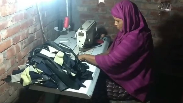 একটি ইলিকট্টিক সেলাইমেশিন দিয়ে দারিদ্র্যতাকে জয় করতে সক্ষম হয়েছে অকালে স্বামী হারা লিপি খাতুন একটি ইলিকট্টিক সেলাইমেশিন দিয়ে দারিদ্র্যতাকে জয় করতে সক্ষম হয়েছে অকালে স্বামী হারা লিপি খাতুন