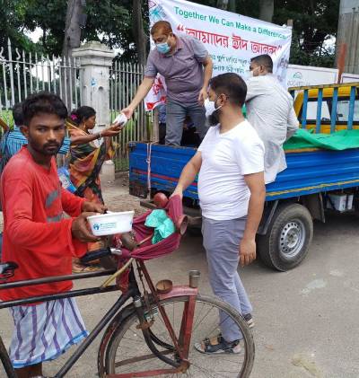 বিভিন্ন স্থানে দুস্থদের মাঝে খাবার বিতরণ