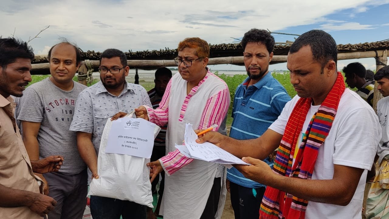 গ্রামবাসীর মাঝে কোরবানির গরুর মাংস ও অন্যান্য সামগ্রী বিতরণ