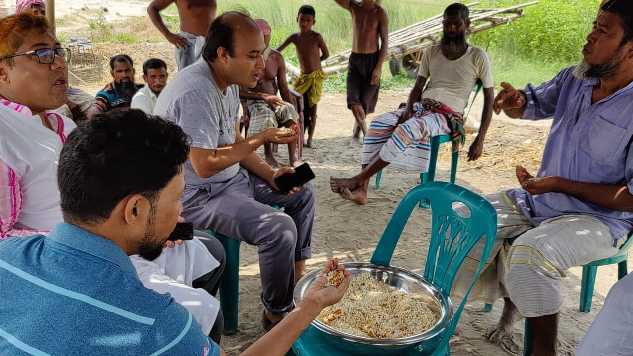 কাজের ফাকে ঝাল্মুড়ি খাওয়া