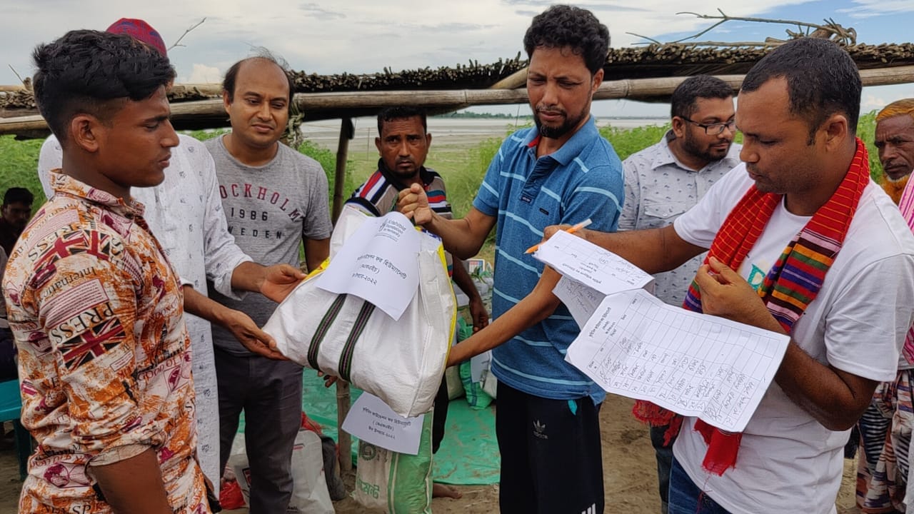 চরবাসীদের মাঝে কোরবানির মাংস ও খাদ্য সামগ্রী বিতরণ