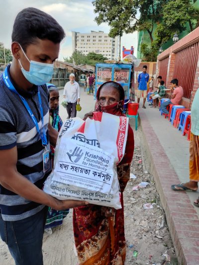 ঢাকাস্থ মহাখালী ৭-তলা বস্তি সংলগ্ন এলাকায় খাদ্য সহায়তা কর্মসূচী।