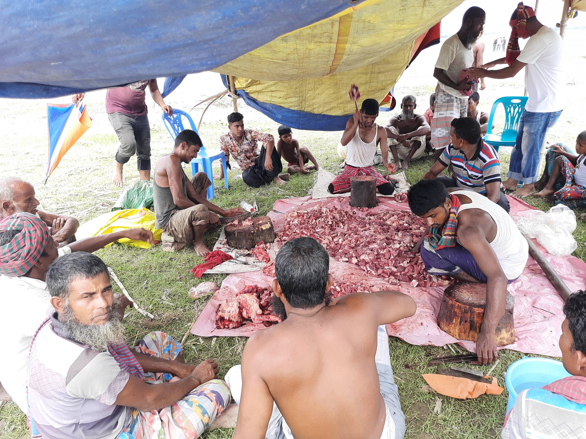 কোরবানির পর মাংস প্রস্তুতি