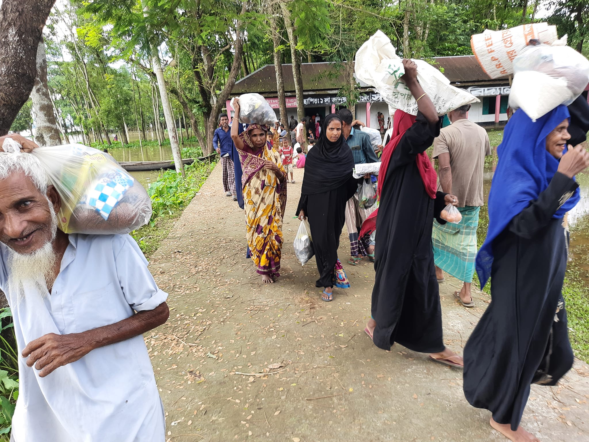 খাদ্য সামগ্রী গ্রহন করে ঘরমুখী মানুষ