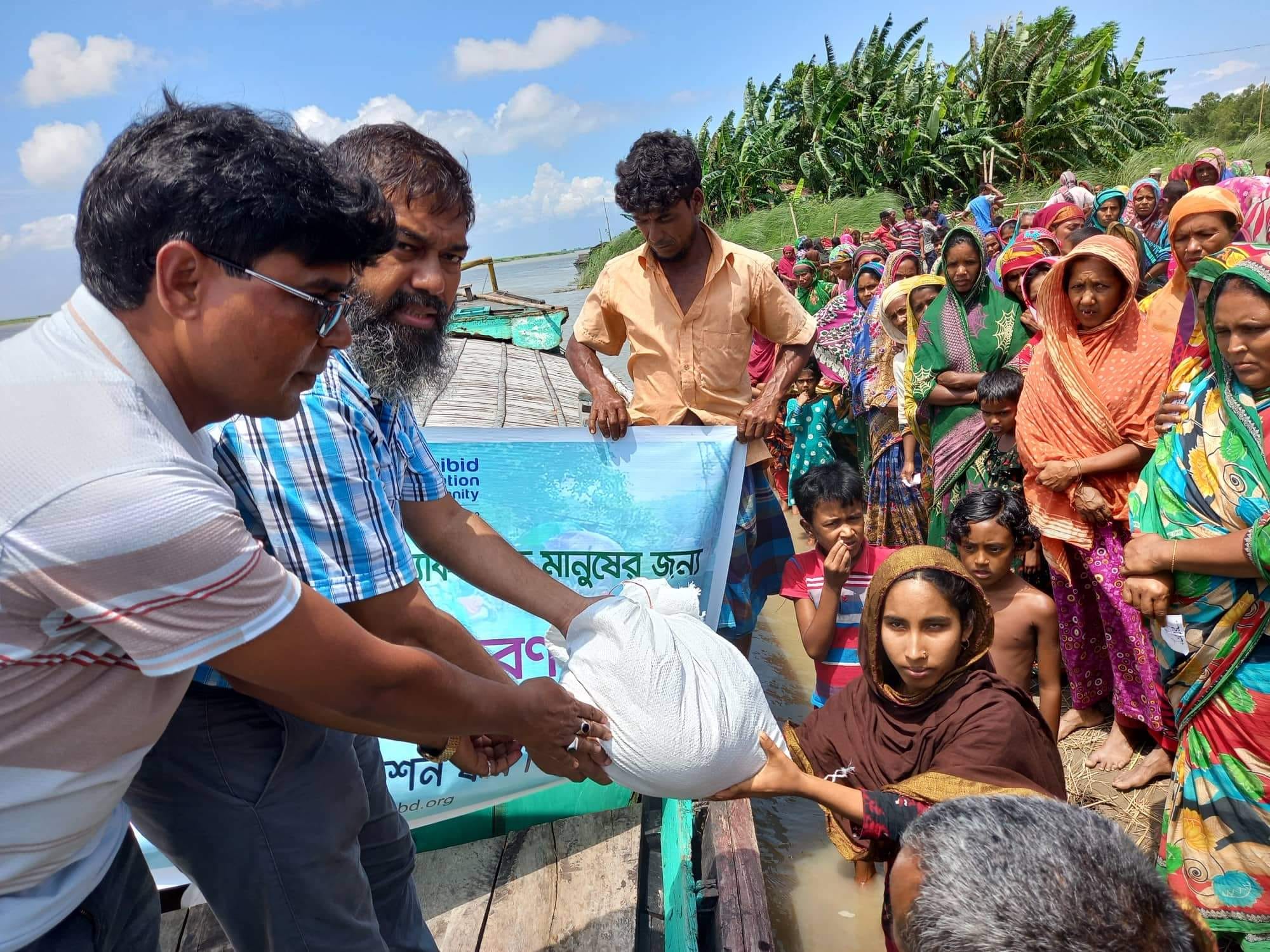 বন্যা দূর্গতদের মাঝে ত্রাণ বিতরণ