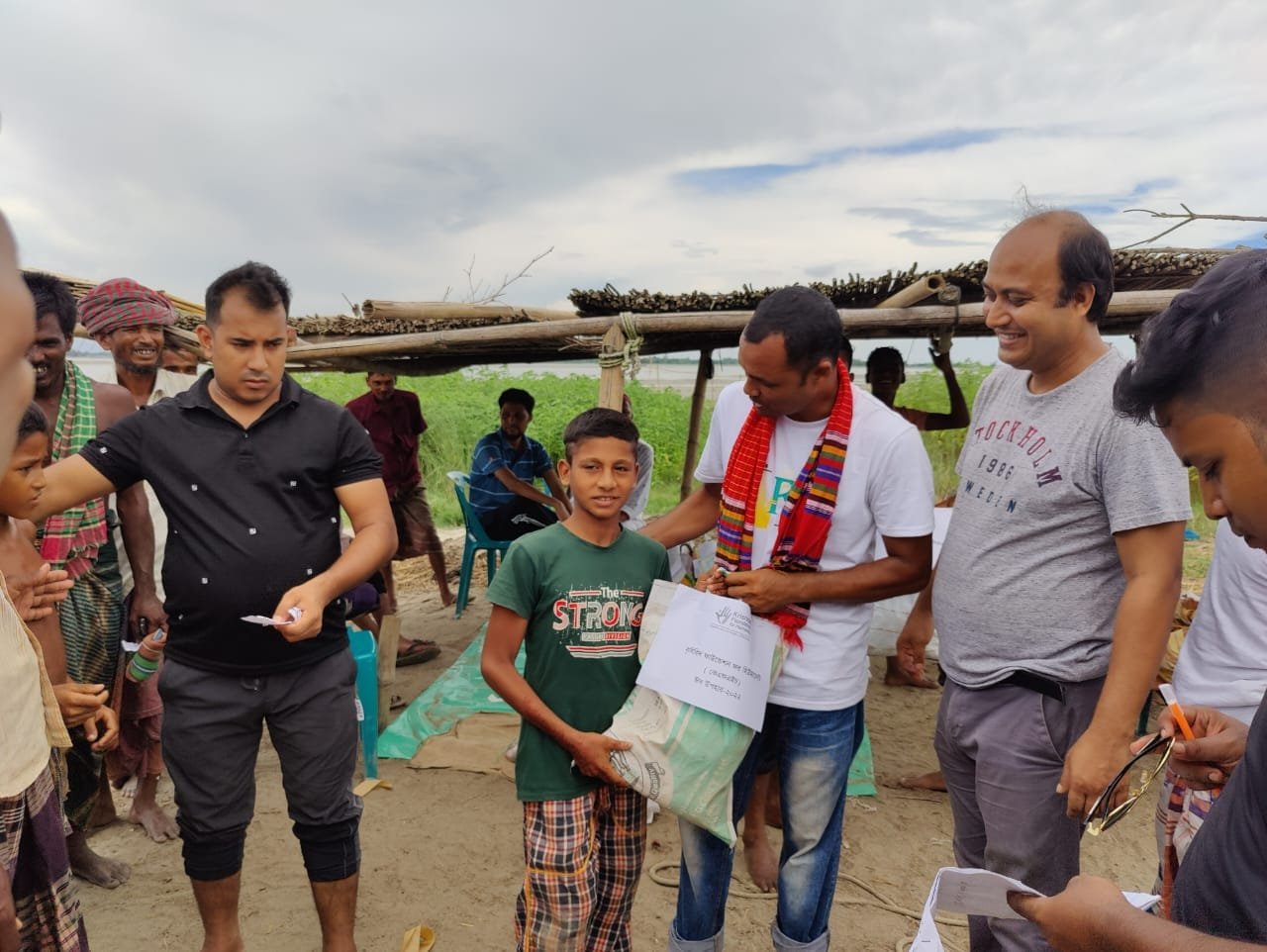 গ্রামবাসীর মাঝে কোরবানির গরুর মাংস ও অন্যান্য সামগ্রী বিতরণ