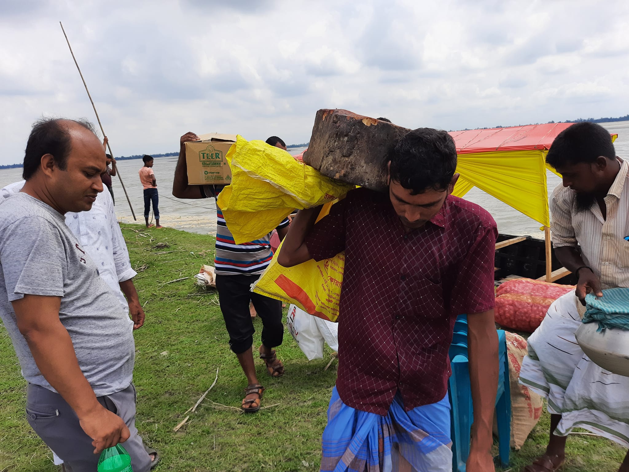 প্রয়োজনীয় দ্রবাদি নির্ধারিত স্থানে নিয়ে যাওয়া